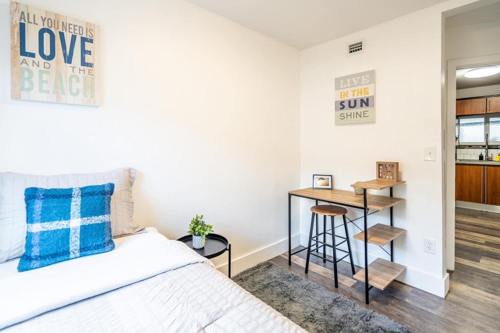 Appartement 2 Bd W/ Private Parking, Private Yard & W/d